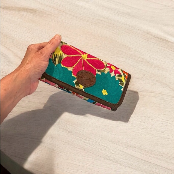 Boho Handmade in HONDURAS embroidered floral Wallet - Picture 3 of 4